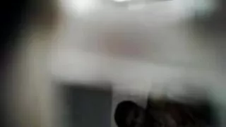 Striptease de la o brunetă plină de viață în faruri pe pizde goale la mare un fundal de gard