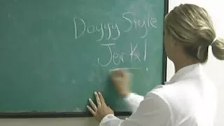 După duș, tipul a tras-o feteinpizdagoala activ pe femeie cu codițe