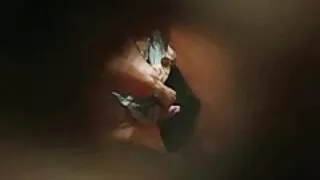 Dominantă dominatoare calcă pizde goale grase în gura om mascat pe podea