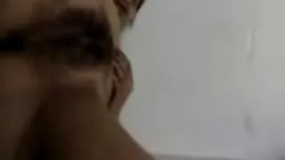 Șampon turnat în păsărică, astfel încât gaura dintre picioare să nu pasarici goale miroasă