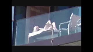 Sex frumos chitarist și hottie fan fete la plaja nud