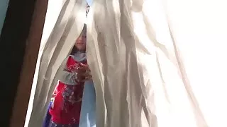 Jucaus fată în mănuși și femei in tatele goale halat se joaca cu pasarica