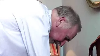 Tip cums de două ori de batrane goale la păsărică și gura de rusă