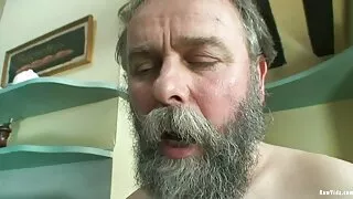 Bruneta cu Tate imense este pizdagoala dat la un nou iubit