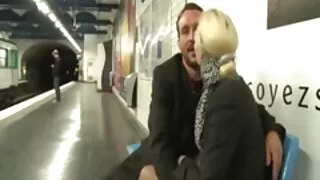 Neînfricat Blonda negrii facuta poze pasarici goale posta in cerc
